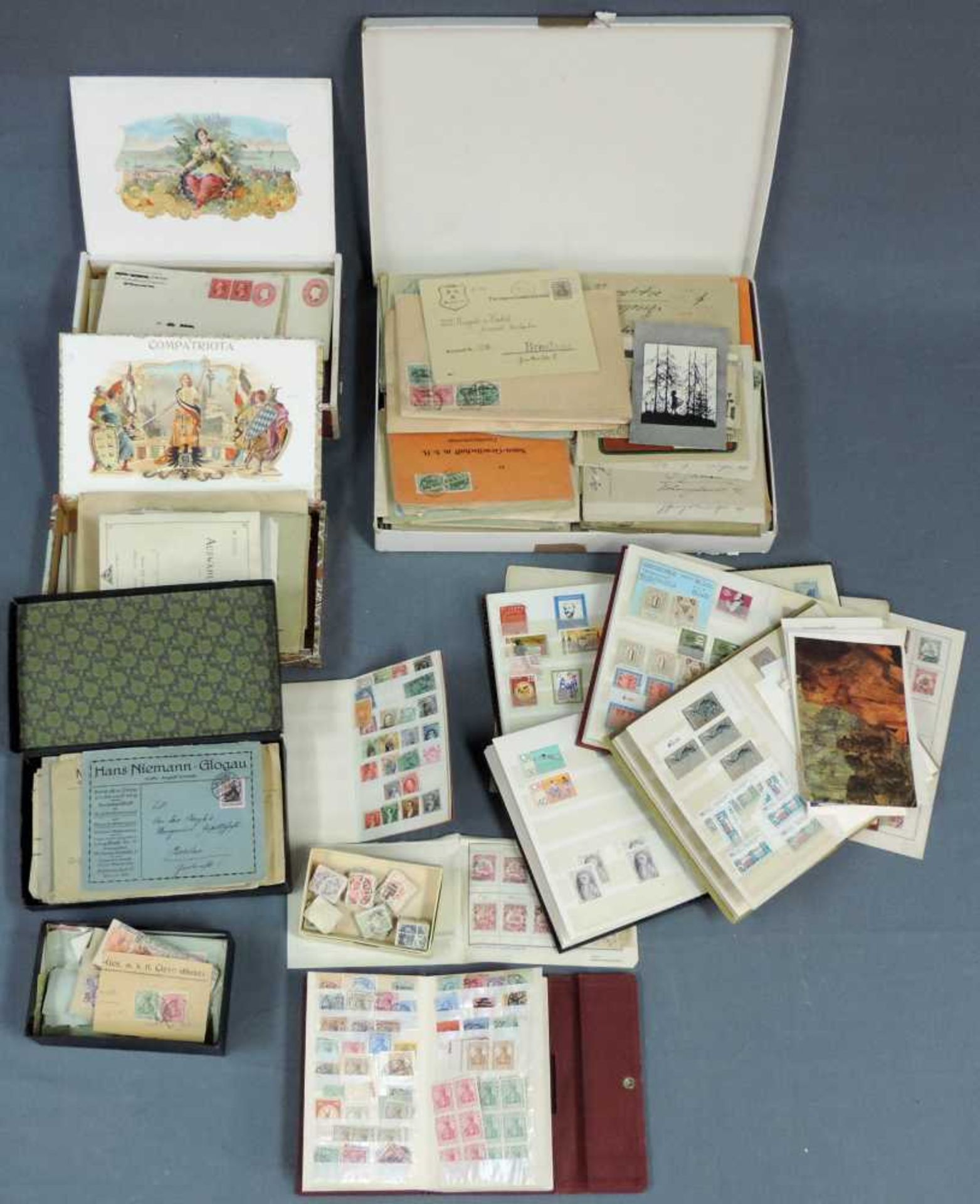 Briefmarken, Postkarten und Briefe, 19. und 20. Jahrhundert. Briefumschläge mit Werbeaufdrucken,