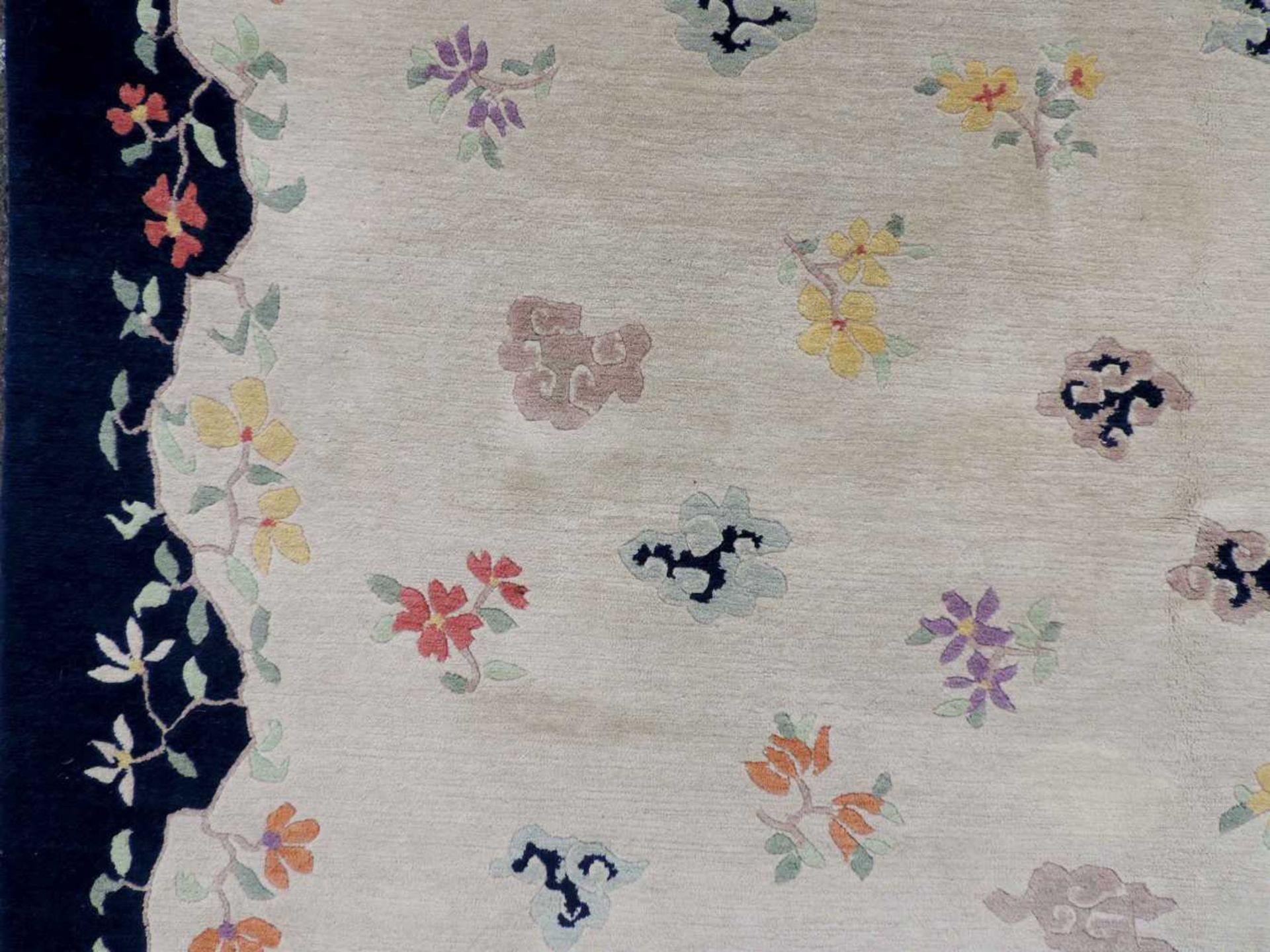Blütenteppich China. 245 cm x 167 cm. Handgeknüpft, Wolle auf Baumwolle. Blossoms carpet China. - Bild 2 aus 12