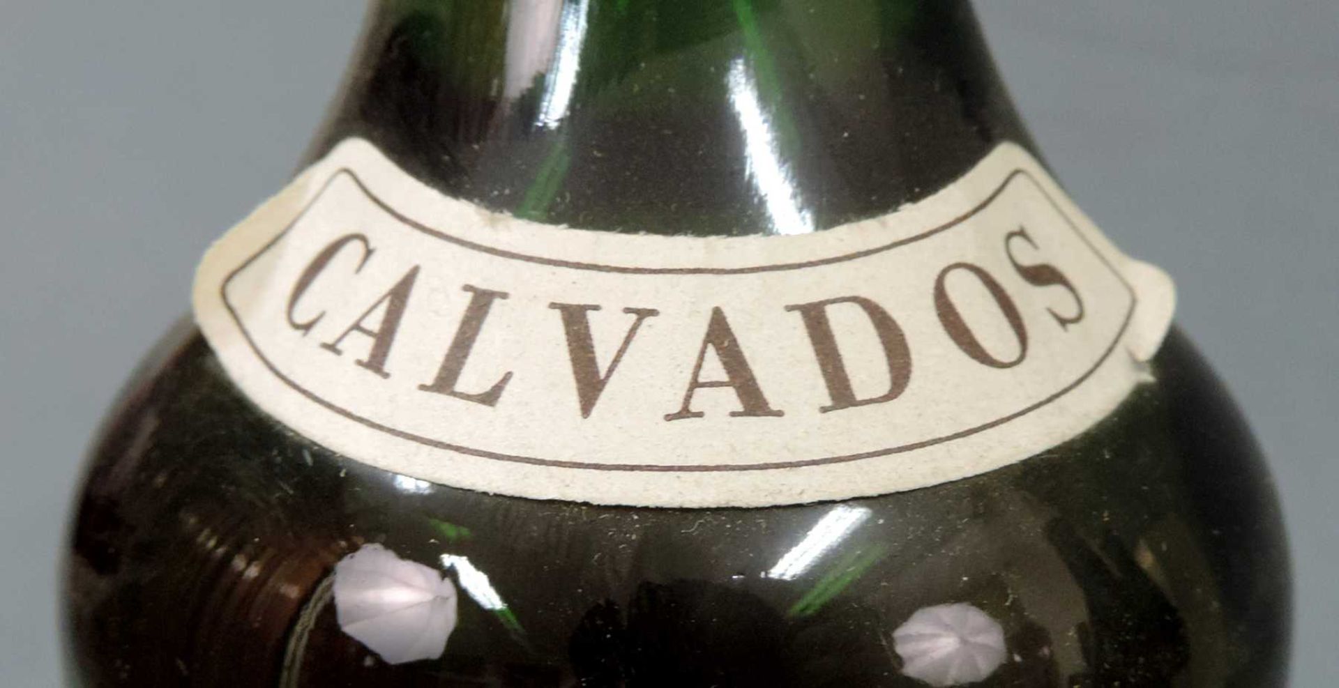 5 ganze Flaschen Calvados. Teils Hors d'Age, teils mit Karton. Dazu eine Flasche Calvados - Image 7 of 19