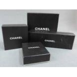 4 Chanel Schachteln. Bis 17 cm x 17 cm x 4,5 cm. Modeschmuck. 4 Chanel boxes. Up to 17 cm x 17 cm