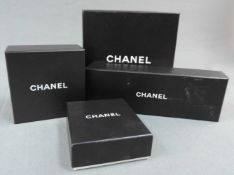 4 Chanel Schachteln. Bis 17 cm x 17 cm x 4,5 cm. Modeschmuck. 4 Chanel boxes. Up to 17 cm x 17 cm