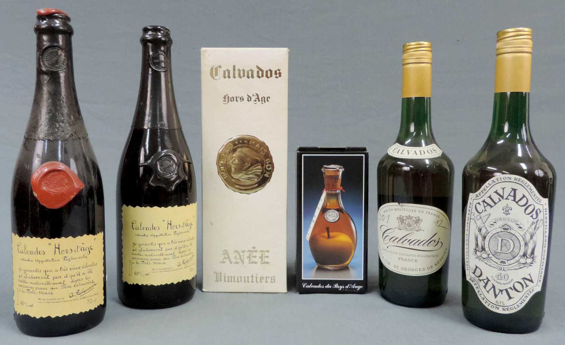 5 ganze Flaschen Calvados. Teils Hors d'Age, teils mit Karton. Dazu eine Flasche Calvados