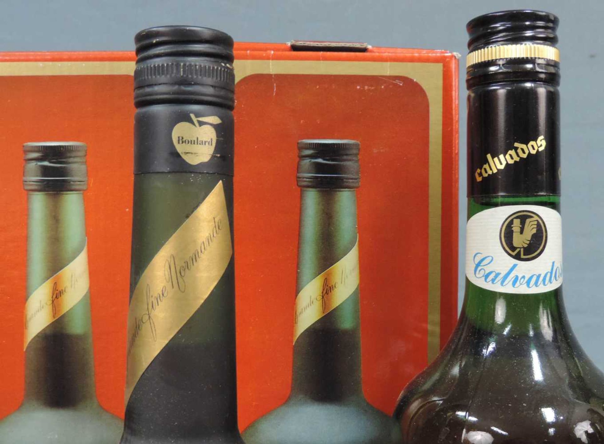 13 ganze Flaschen Calvados. Teils in original Kartons. 13 whole bottles Calvados. France. Some - Image 14 of 14