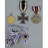 Konvolut Orden und Abzeichen I. und II. Weltkrieg. Ehrenkreuz der Deutschen Mutter. Eisernes Kreuz