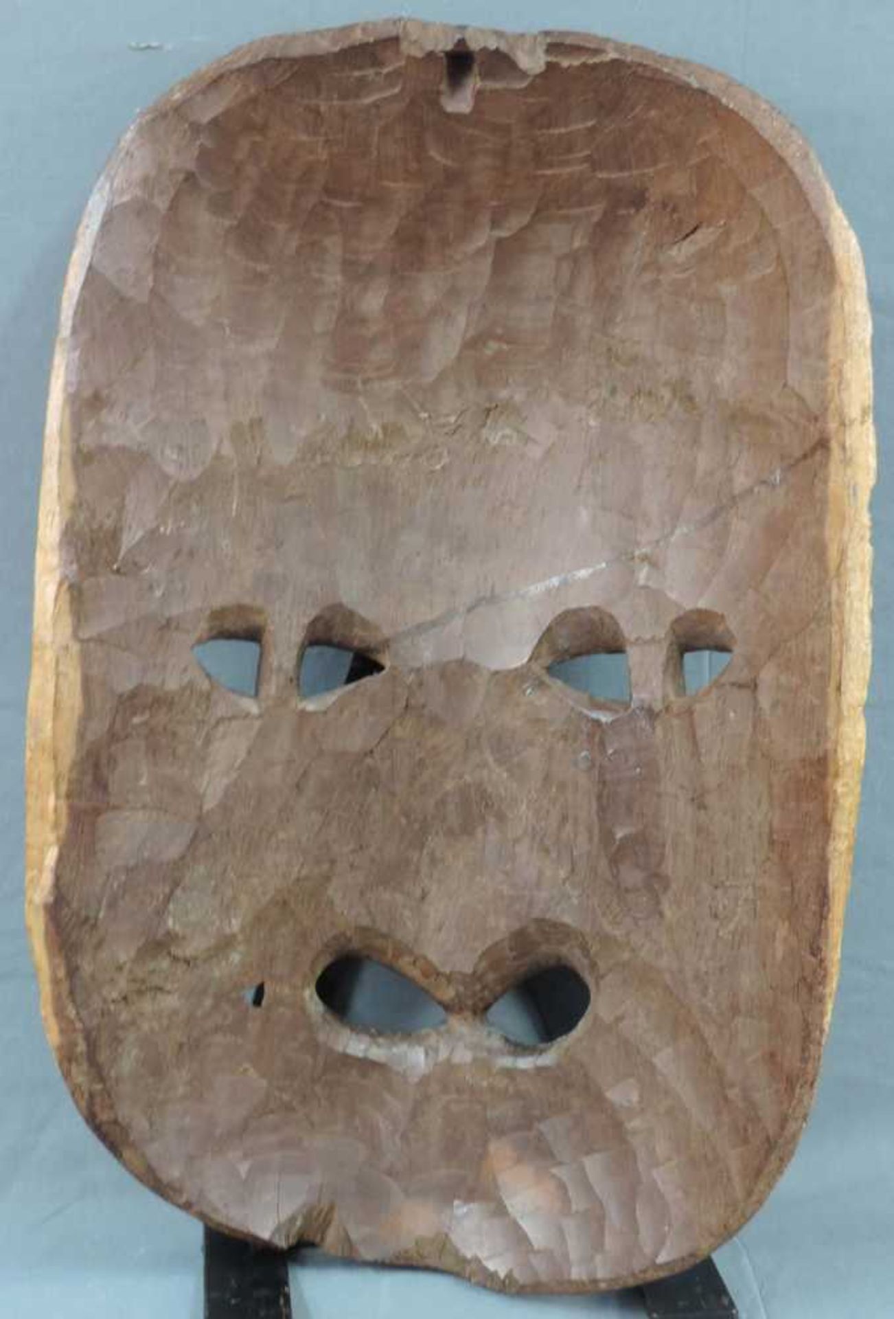Große Maske, wohl Babanki, Kamerun 1. Hälfte 20. Jahrhundert. 58 cm x 35 cm x 16 cm. Hartholz. Die - Bild 5 aus 6