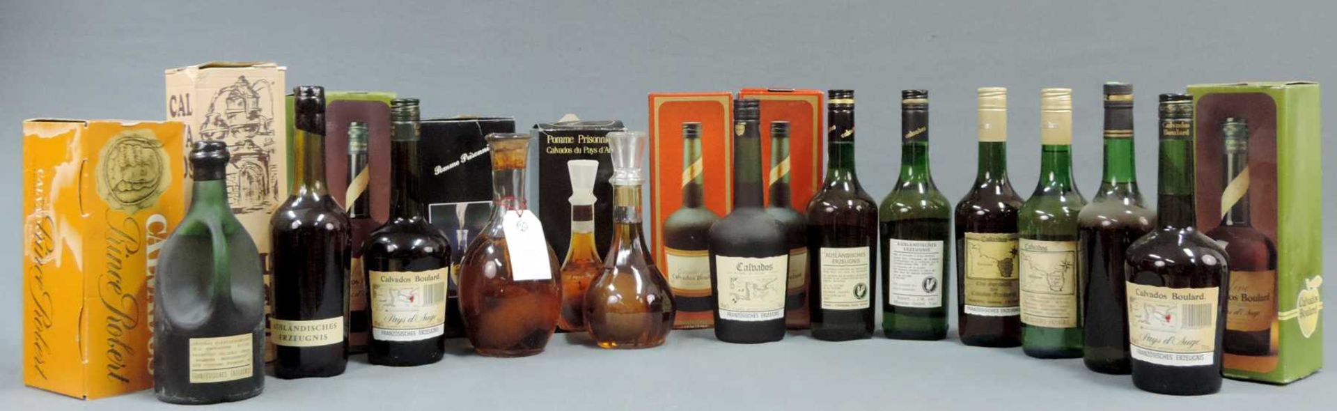 13 ganze Flaschen Calvados. Teils in original Kartons. 13 whole bottles Calvados. France. Some - Image 6 of 14