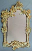 Spiegel, wohl Barock 18. Jahrhundert. Holz, reich geschnitzt und Gold / Grün gefasst. 116 cm x 70