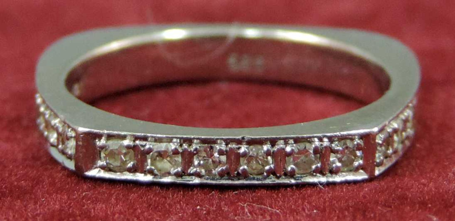Ring, Weißgold 585, 12 Diamanten. Gesamtgewicht 3,9 Gramm. Ring, white gold 585, 12 diamonds.
