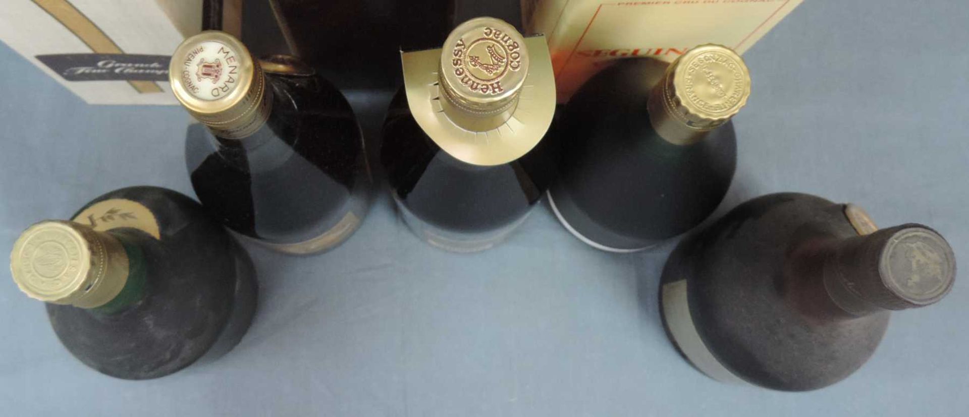 5 Flaschen Cognac. Hennessy; Menard; Seguinot; Exshaw; Napoléon. 3 in original Karton. 70cl, 40%. - Image 9 of 17