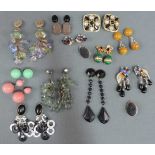 Konvolut Ohrschmuck. Auch Strass. Modeschmuck. U.a. beschädigt. Circa 13 Paar. Various ear studs and