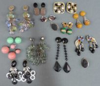 Konvolut Ohrschmuck. Auch Strass. Modeschmuck. U.a. beschädigt. Circa 13 Paar. Various ear studs and