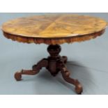 Runder Tisch mit aufschraubbarer Tischplatte. 73 cm hoch. 124 cm im Durchmesser. Round table with