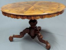 Runder Tisch mit aufschraubbarer Tischplatte. 73 cm hoch. 124 cm im Durchmesser. Round table with
