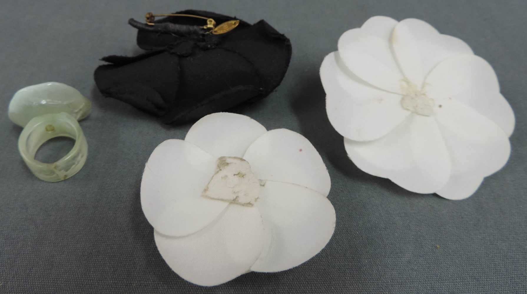 Chanel Ring mit Logo und schwarze Chanel Textilblüten mit Punze. Anbei zwei weiße Stoffblüten. - Image 2 of 3