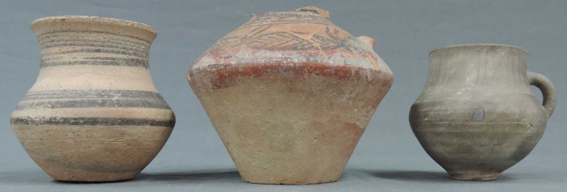 3 Gefäße. Wohl Persien, Khorasan antik. Bis 11 cm hoch. Eine alte Sammlungsnummern 42. Provenienz
