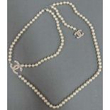Perlenkette Chanel. Modeschmuck. Chanel pearl necklace. Fashion jewelry .
