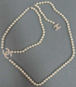 Perlenkette Chanel. Modeschmuck. Chanel pearl necklace. Fashion jewelry .