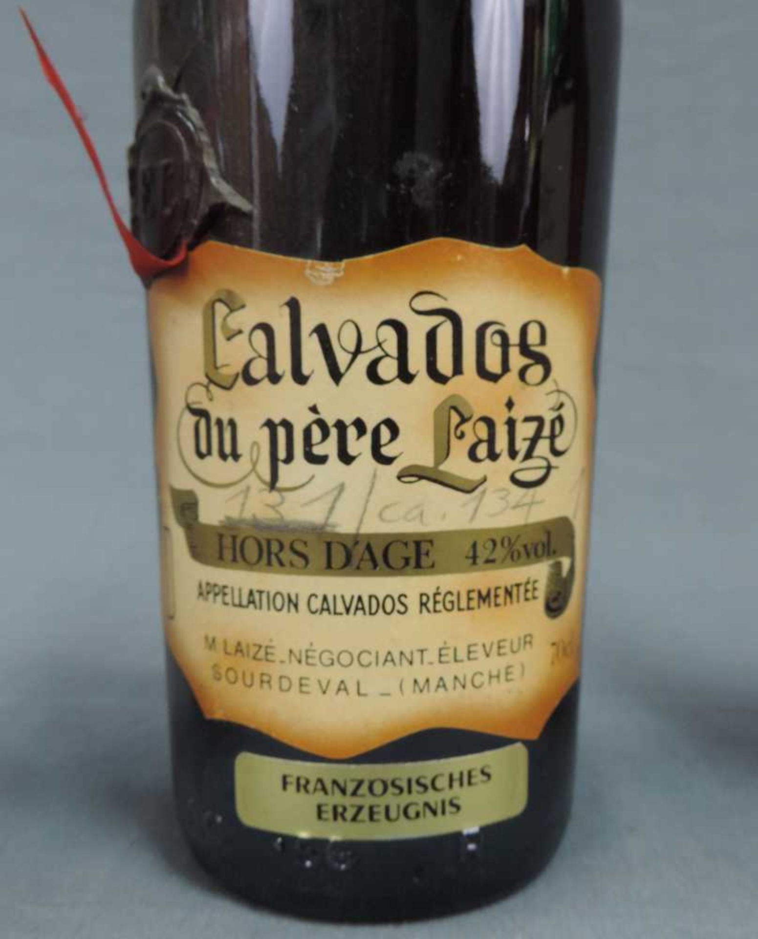 6 ganze Flaschen alter Calvados. Unterschiedliche Volumenprozent und Domaines. 6 whole bottels of - Bild 19 aus 20