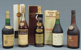 5 Flaschen Cognac. Hennessy; Menard; Seguinot; Exshaw; Napoléon. 3 in original Karton. 70cl, 40%.