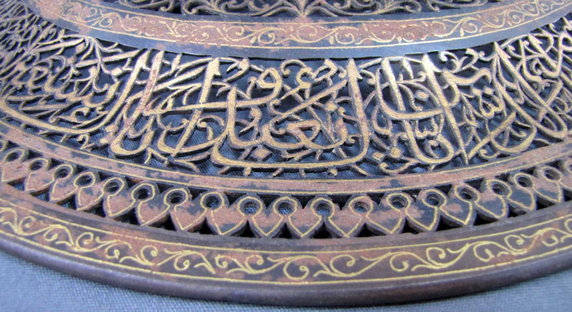 Schild mit Tughra eines Sultans, wohl Osmanisches Reich 18. Jahrhundert. Durchmesser 38 cm. Stahl, - Bild 8 aus 8