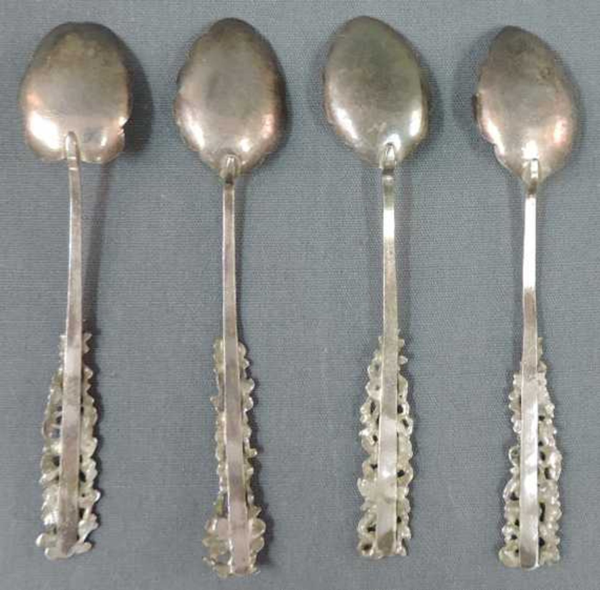 4 Silberlöffel, China, Jugendstil. Je 13 cm lang. 4 silver spoons. China. Art Nouveau. 13 cm long. - Bild 2 aus 3
