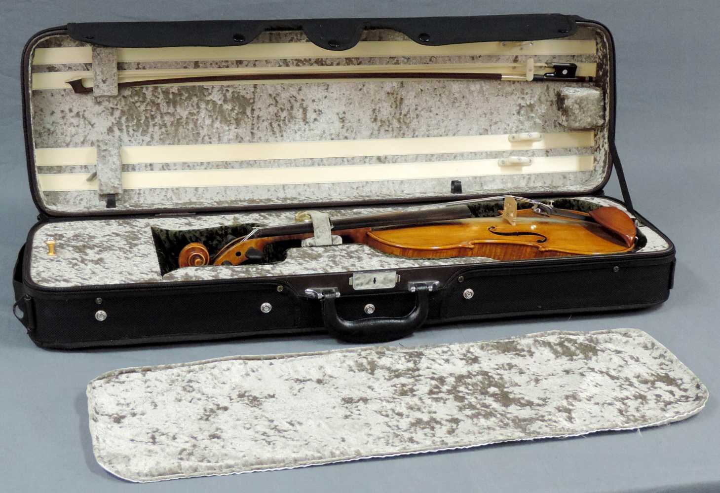 Gepflegte Geige mit Bogen im Klimakoffer. 59 cm lang. Mit Zubehör. Well maintained violin and a - Image 5 of 8