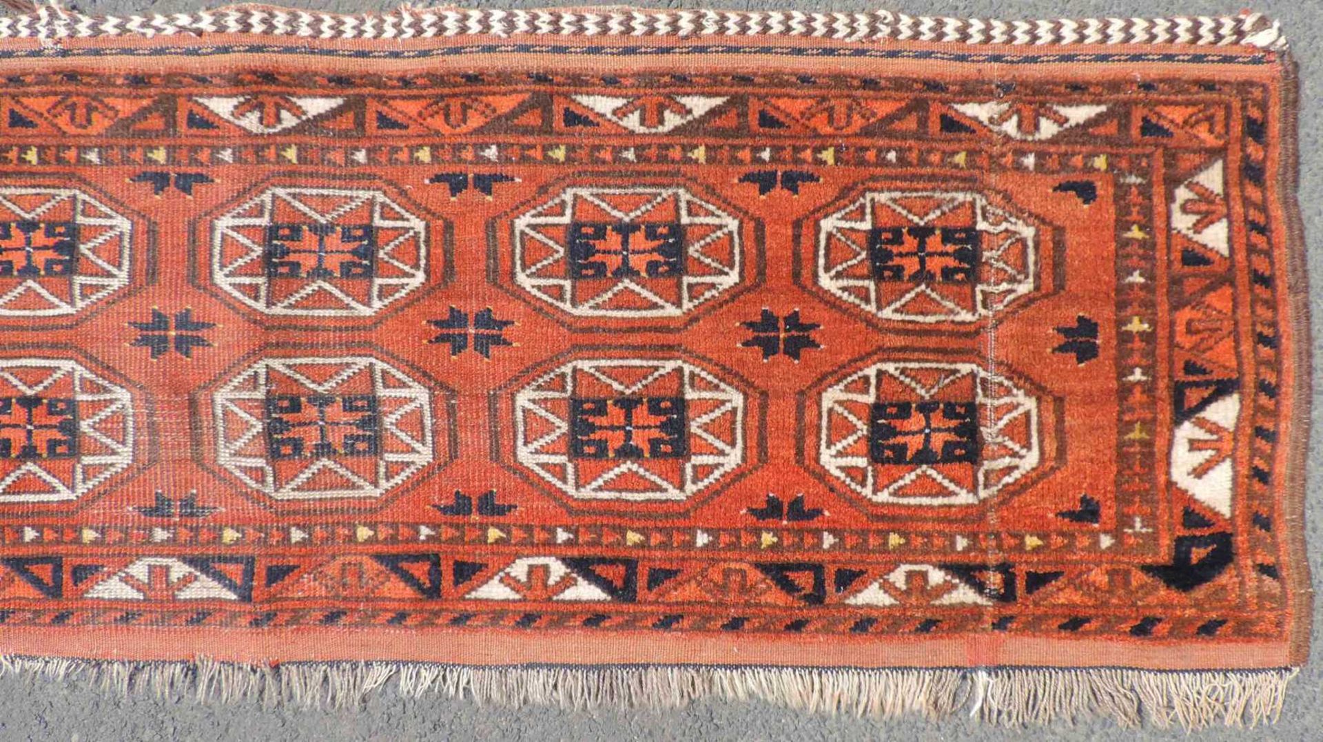 Ersari Behang, Turkmenistan. Antik, 19. Jahrhundert. 50 cm x 144 cm. Stammesteppich. Handgeknüpft. - Bild 3 aus 5
