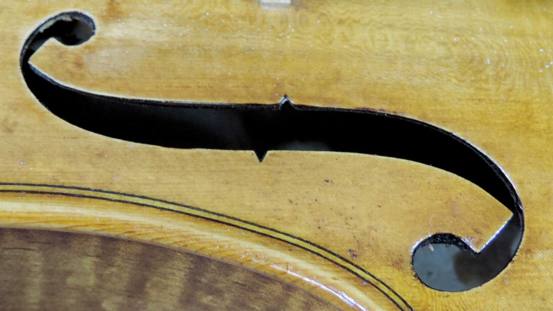 Gepflegte Geige mit Bogen im Klimakoffer. 59 cm lang. Mit Zubehör. Well maintained violin and a - Image 2 of 8