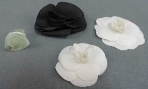 Chanel Ring mit Logo und schwarze Chanel Textilblüten mit Punze. Anbei zwei weiße Stoffblüten.