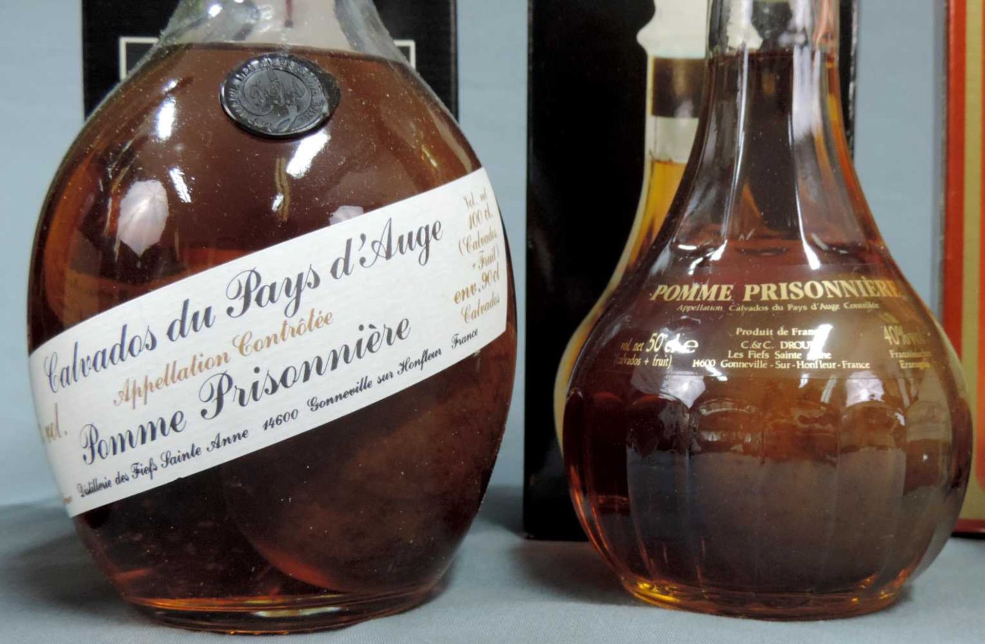 13 ganze Flaschen Calvados. Teils in original Kartons. 13 whole bottles Calvados. France. Some - Image 11 of 14