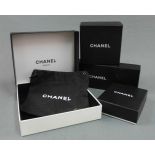 4 Chanel Schachteln und eine Staubtasche. Schachteln bis 22 cm lang und Staubtasche 17 cm x 17 cm.