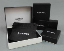 4 Chanel Schachteln und eine Staubtasche. Schachteln bis 22 cm lang und Staubtasche 17 cm x 17 cm.