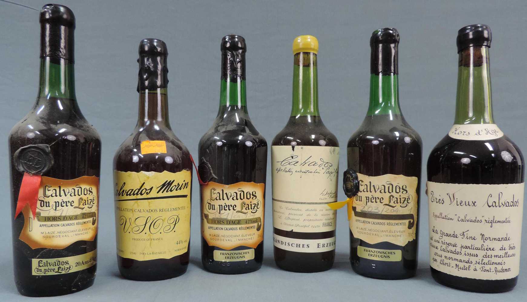 6 ganze Flaschen alter Calvados. Unterschiedliche Volumenprozent und Domaines. 6 whole bottels of