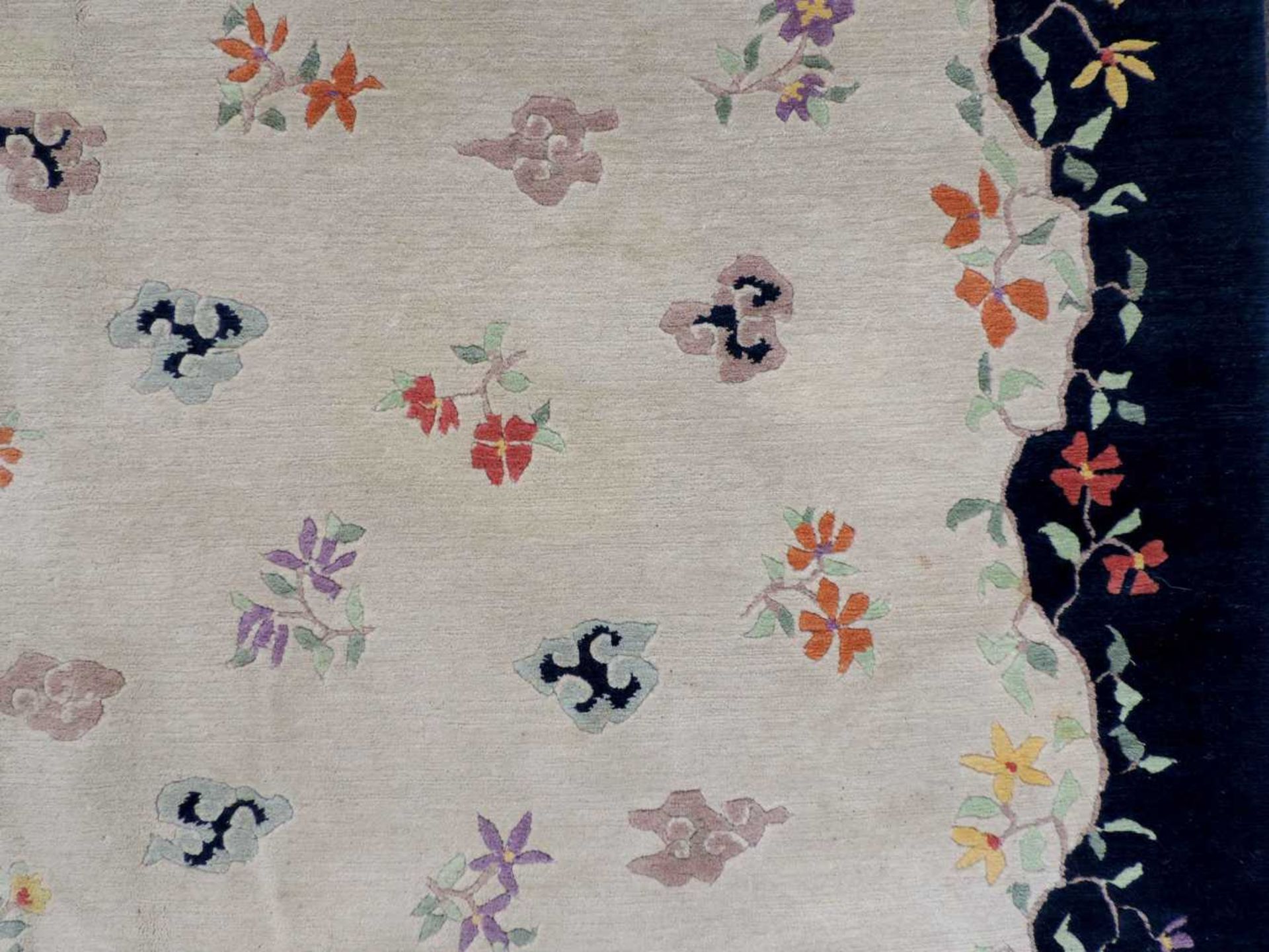 Blütenteppich China. 245 cm x 167 cm. Handgeknüpft, Wolle auf Baumwolle. Blossoms carpet China. - Bild 12 aus 12