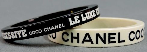 Coco Chanel Armreif schwarz. Modeschmuck. Punze innen. Innendurchmesser 65 mm. Anbei ein weiterer