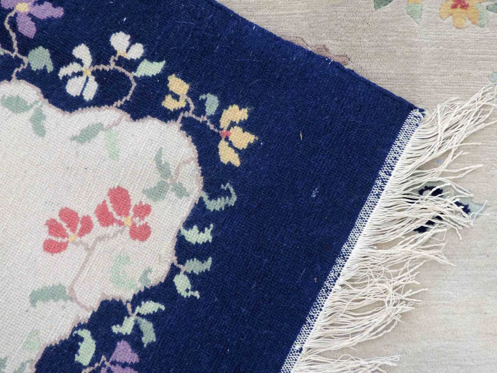 Blütenteppich China. 245 cm x 167 cm. Handgeknüpft, Wolle auf Baumwolle. Blossoms carpet China. - Bild 4 aus 12