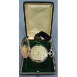 Herren - Taschenuhr, datiert 1906. Mit kleiner Uhrenkette, diese 14 kt Gelbgold und Stoff. Werk