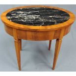 Ovaler Beistelltisch mit Marmorplatte. Wohl Empire. 70 cm x 80 cm x 58 cm. Oval table with marble