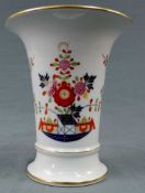 Meissen Kratervase. 1. Wahl. 19 cm hoch. Porzellan. Blaue Schwertermarke. Künstlermarke und