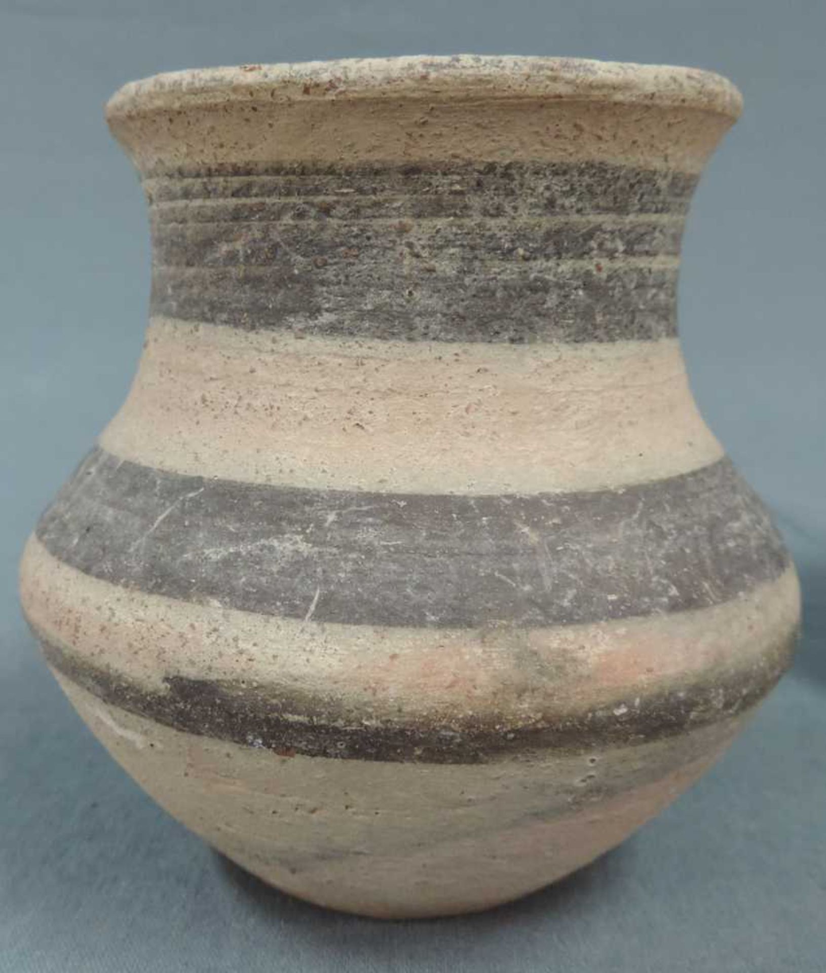 3 Gefäße. Wohl Persien, Khorasan antik. Bis 11 cm hoch. Eine alte Sammlungsnummern 42. Provenienz - Bild 5 aus 5
