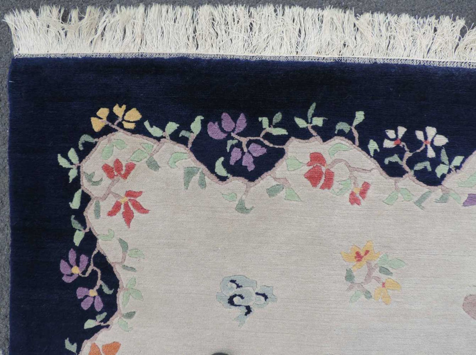 Blütenteppich China. 245 cm x 167 cm. Handgeknüpft, Wolle auf Baumwolle. Blossoms carpet China. - Bild 7 aus 12