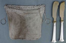 Silber 800. Abendtasche und zwei Messer. Circa 200 Gramm Silber. Bis 20 cm. Der Beutel und die