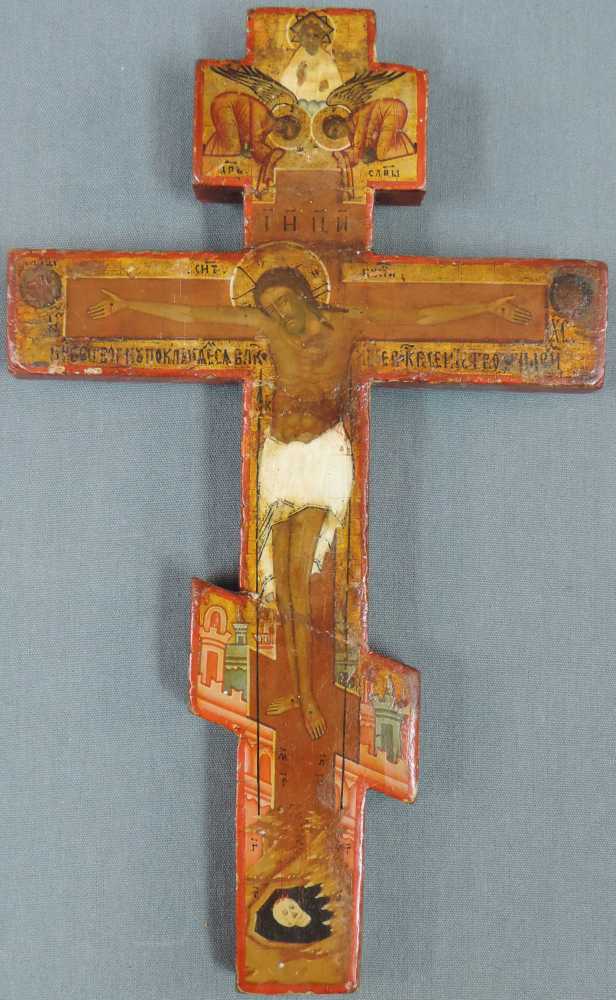 Ikone. Kruzifix. Jesus mit zwei Engeln und Gottvater. Russland um 1840. 26 cm x 15,5 cm. Gemälde auf