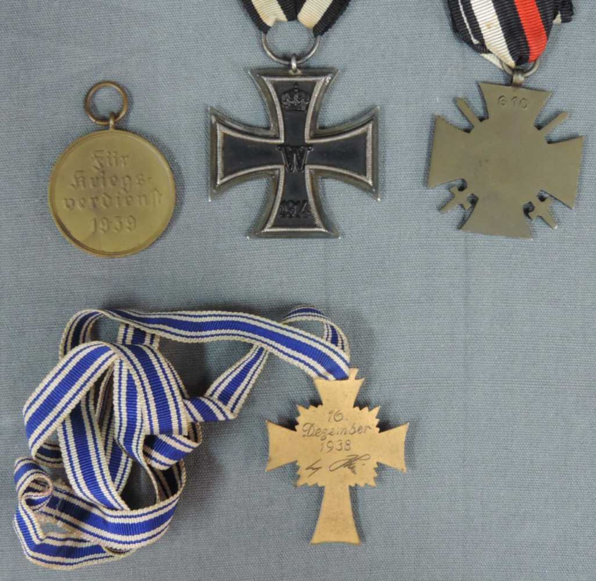 Konvolut Orden und Abzeichen I. und II. Weltkrieg. Ehrenkreuz der Deutschen Mutter. Eisernes Kreuz - Image 2 of 2