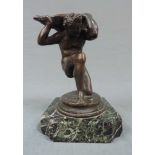 Bronzefigur, Atlas mit Herzmuschel auf seinen Schultern. 15,5 cm mit Sockel gemessen.