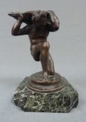 Bronzefigur, Atlas mit Herzmuschel auf seinen Schultern. 15,5 cm mit Sockel gemessen.