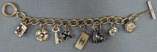 Chanel Paris. Bettelarmband mit Anhängern. Modeschmuck. Starke Gebrauchsspuren. Chanel Paris.