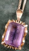 Amethyst Anhänger, Gelbgold 14 Karat, 8,8 Gramm Gesamtgewicht. An einer Kette Gelbgold 750, 9 Gramm.