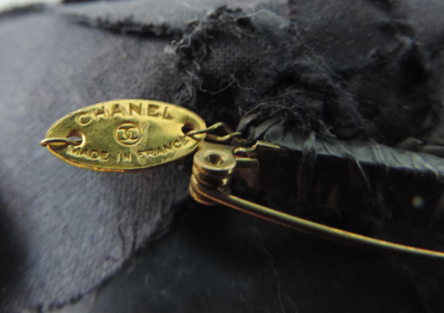 Chanel Ring mit Logo und schwarze Chanel Textilblüten mit Punze. Anbei zwei weiße Stoffblüten. - Image 3 of 3