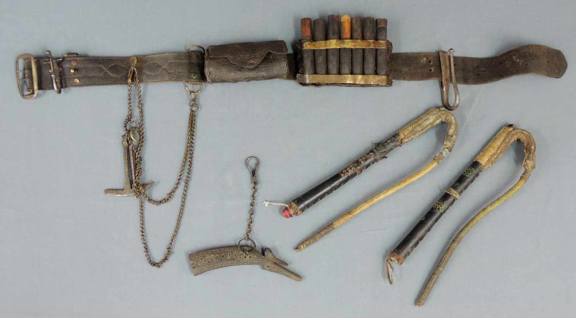 Waffengürtel, Pulverhorn und zwei Pferdepeitschen, verziert. Osmanisch,18.Jahrhundert? Der Gürtel